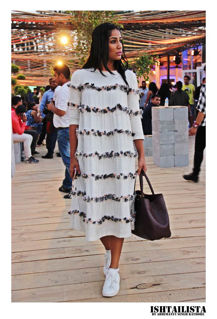 Santushi of Thestyledge. Her style is effortless and its absolute treat to capture this architect student turned fashion blogger. Santushi ooked stunning in 'ilk by Shikha Grover' shift dress, love the delicate texture details.