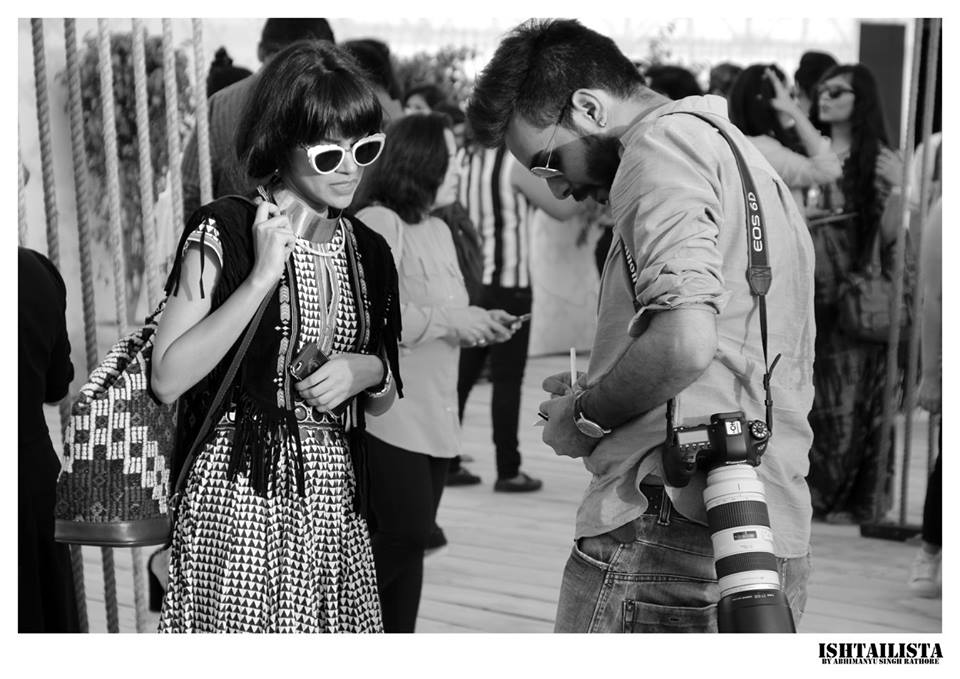V blogger Rashi Verma giving her contact details to a street style photographer. Yes the task doesn't end by taking a picture, photographer also notes the details of the person captured. 
